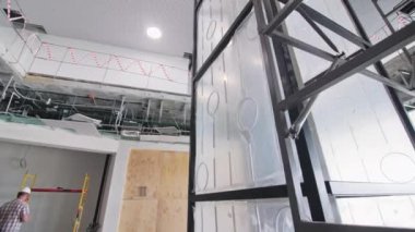 ALMATY, KAZAKHSTAN - 16 Mayıs 2023: Koridorda plastik folyoyla kaplı cam paneldeki daire ve çizgiler. Ofis içi dekoratif unsurlar