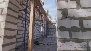 İnşaat alanında köpük beton duvarlar ve iskeleler. İnşaat endüstrisinin güncel materyalleri güneşli bir günde evleri geliştirmek için kullanılır.