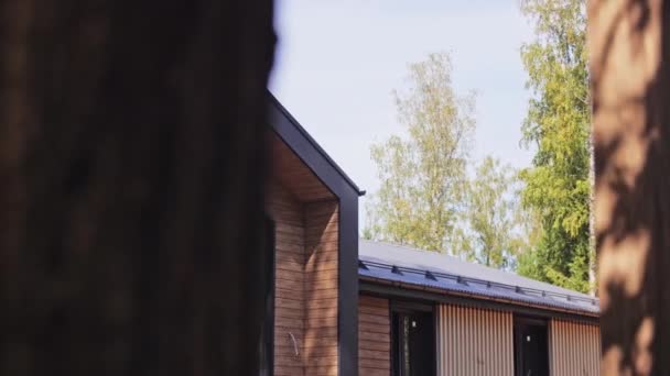 Ofärdig Trästuga Med Nya Fönster Sommarens Skogsläger Miljövänlig Turistort Centrum — Stockvideo