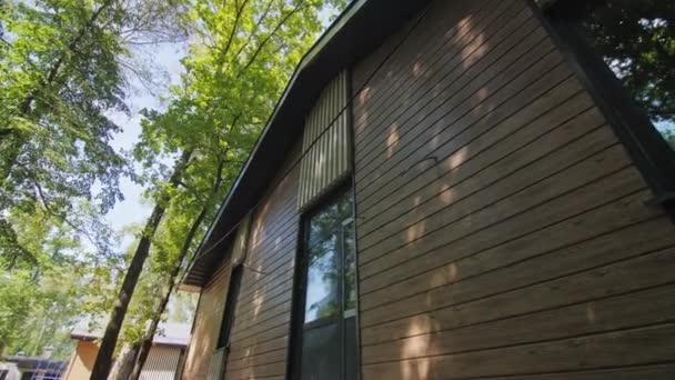 Casa Madera Con Ventanas Puerta Cristal Campamento Forestal Verano Tiro — Vídeos de Stock