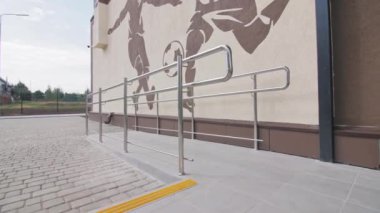 ALMATY, KAZAKHSTAN - 09 Mayıs 2023: Antrenman arenası ön cephesinde graffiti düşük açılı çekim. Şehir caddesindeki spor okulu duvarında resim