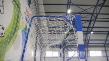 ALMATY, KAZAKHSTAN - 09 Mayıs 2023: Spor okulu binasının yakınındaki beyaz örgülü futbol kapısı. Modern atletizm merkezinde takım oyunu eğitimi için ekipman
