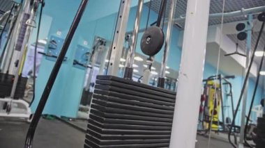 ALMATY, KAZAKHSTAN - 09 MAYIS 2023: vücut geliştirme spor salonu kapanışında ağır ağırlık kaldırma. Atletizm kulübü salonundaki güç kaldırma egzersizleri için envanter.