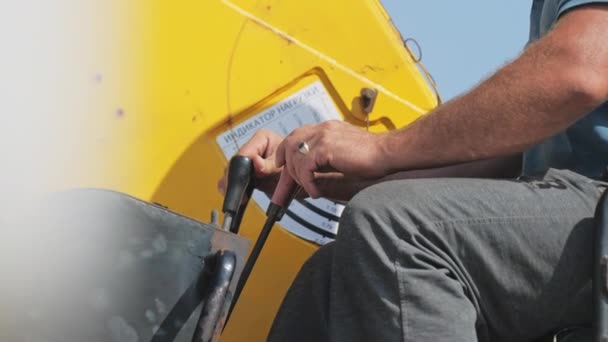 Almaty Kazakhstan May 2023 工人在建筑工地关闭的卡车起重机控制面板上移动杠杆 建筑工人在室外用提升机操作 — 图库视频影像