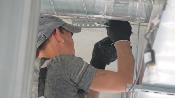 Almaty Kazakhstan Maio 2023 Trabalhador Fixa Detalhes Perfurados Metal Tubulação — Vídeo de Stock