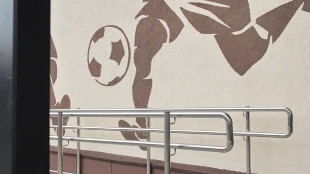 Almaty Kazakhstan May 2023 Mural Спортсменами Які Грають Футбол Фасаді — стокове відео