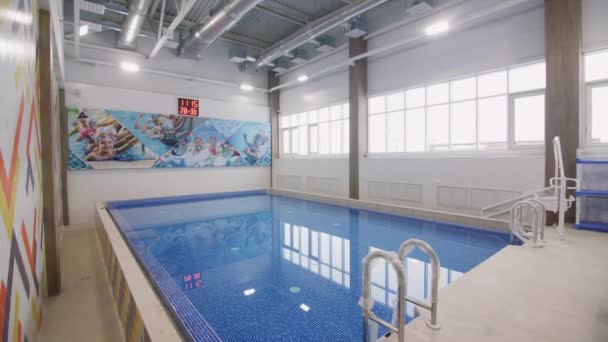 Almaty Kazakhstan 5月9 2023 子供スポーツセンターの壁に明るい装飾が施された小さなスイミングプール 運動及び理学療法のための貯水池 — ストック動画