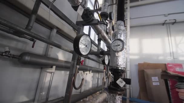 ボイラー室閉鎖中の蒸気移送パイプラインの圧力計 壁の近くに絶縁制御装置を持つチューブ — ストック動画