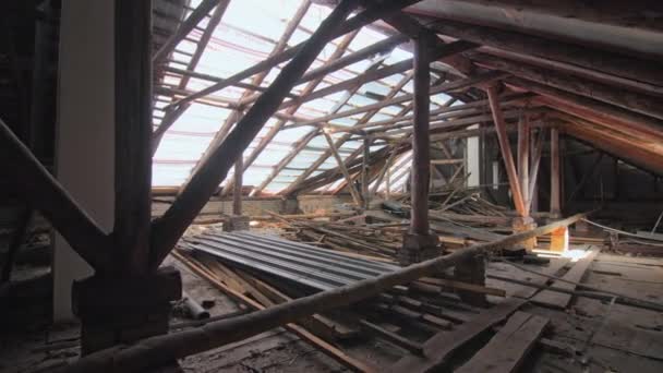 部分的に分解された屋根と木製のビームをサポートしている古い建物の屋根の屋根 建築資材 復元工事 — ストック動画