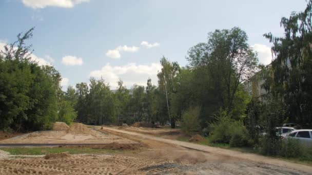 Pozemek Silnice Písečným Krytím Při Obnově Městského Parku Letní Den — Stock video