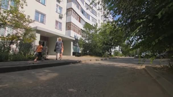 Mulher Com Crianças Pequenas Caminhar Para Painel Entrada Edifício Apartamentos — Vídeo de Stock