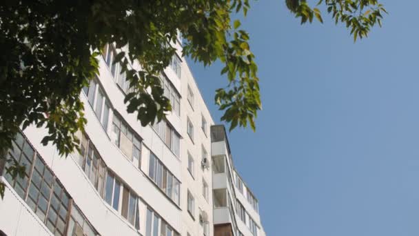 Fasad Panel Lägenhet Byggnad Med Balkonger Bostadsområde Blå Himmel Högt — Stockvideo