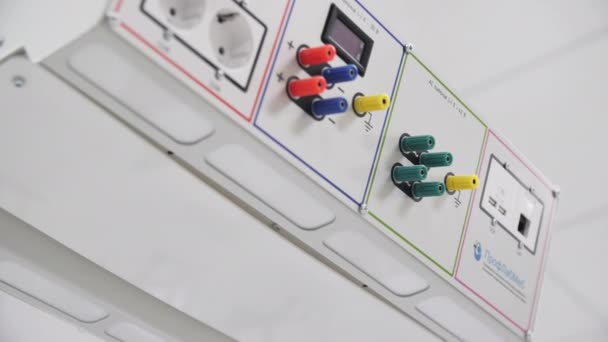 电源系统连接到墙上 包含不同颜色的按钮和阀门以调节电压 启动设备的插头 — 图库视频影像