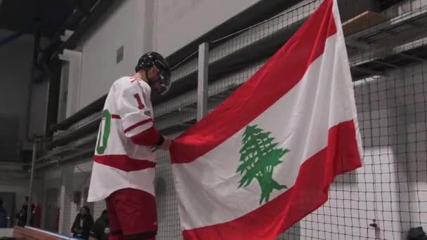 Pemain Hoki Dalam Pakaian Olahraga Tergantung Mewakili Bendera Negara Dinding — Stok Video