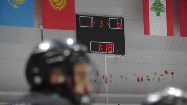 Scorebord Met Het Aantal Pucks Gescoord Door Elk Team Hockey — Stockvideo