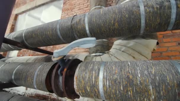 Tuberías Fuera Del Edificio Para Transportar Agua Desde Planta Estación — Vídeos de Stock