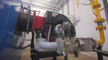Özel üretim atölyesinde su soğutma sistemi için motor. Elektrik santralindeki boru ve vanalar için motor ve motoru olan hidrolik sistem
