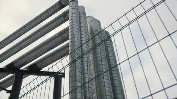 液压系统用金属管阀门和烟囱生产厂房 被栅栏包围的液压生产厂建筑群 — 图库视频影像