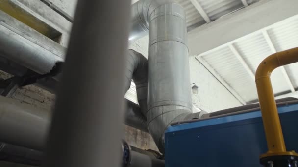生产厂输水的金属管和阀门 车间厂内蓄水池液压锅炉运行工艺 — 图库视频影像