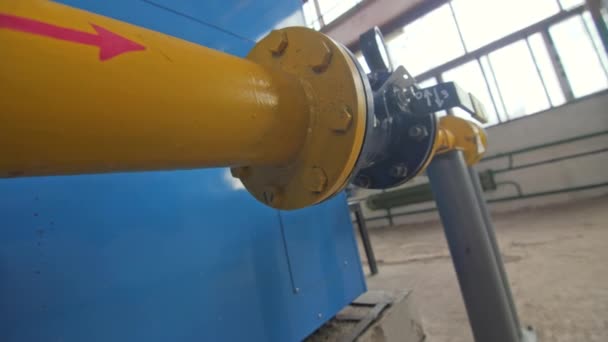 生产车间热水输送锅炉的管道和阀门 带管阀的水暖液压系统 — 图库视频影像