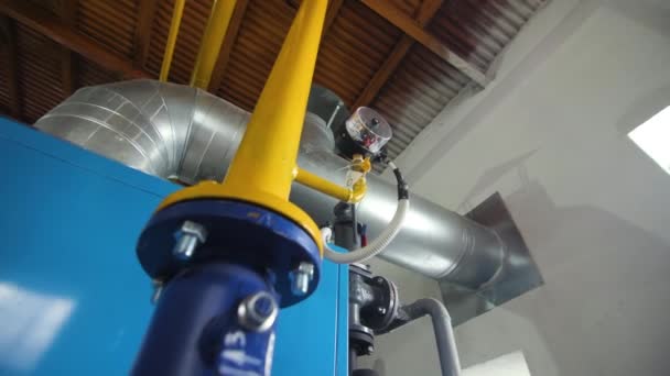 水圧を制御するマノメーターが付いている油圧ボイラー システム 生産の研修会で水を運ぶ金属の管および弁 — ストック動画