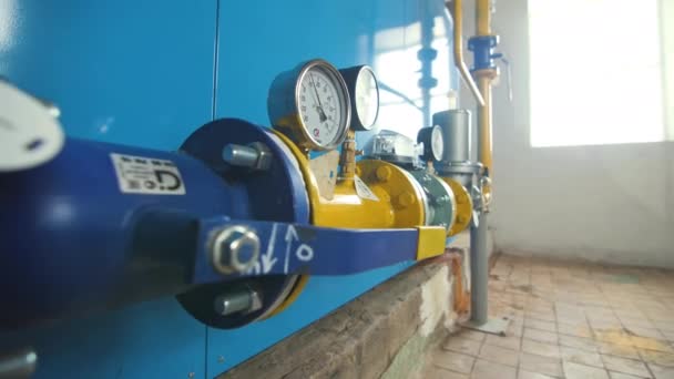 生产车间液压锅炉中控制水压的黄管压力计 带管道的水电站综合体 — 图库视频影像