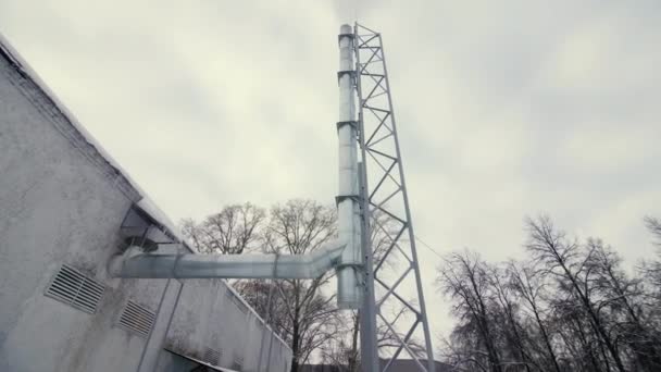 Santrali Binasının Yanında Metal Merdiveni Olan Atıkla Dolu Baca Borusu — Stok video