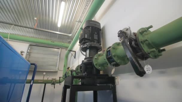 Üretim Tesisindeki Soğutma Sisteminin Boruları Vanaları Tedavi Atölyesinde Hidrolik Sistemle — Stok video