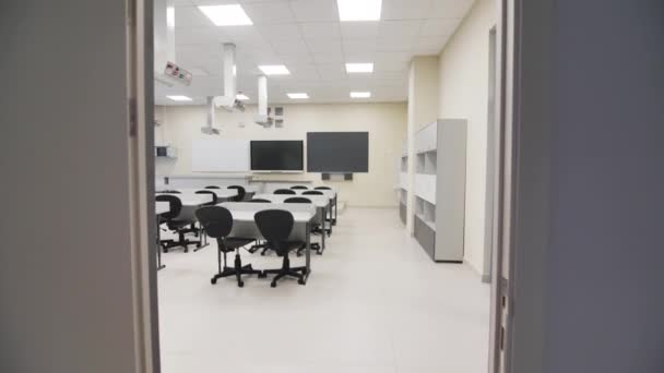Entrance Door Leads Classroom White Desks Black Upholstered Chairs Wheels — Stock Video