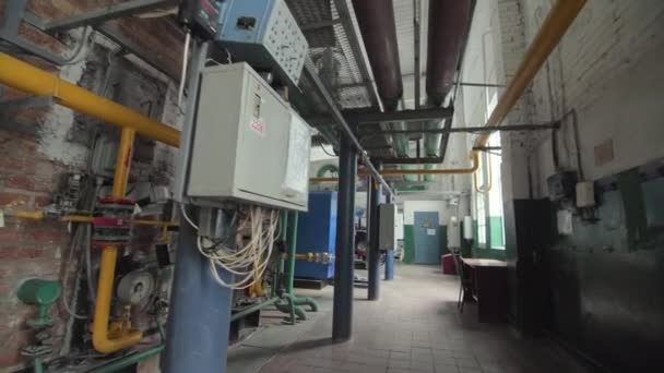 有控制液压站运行的区块的房舍 水热锅炉及管材液压生产车间 — 图库视频影像