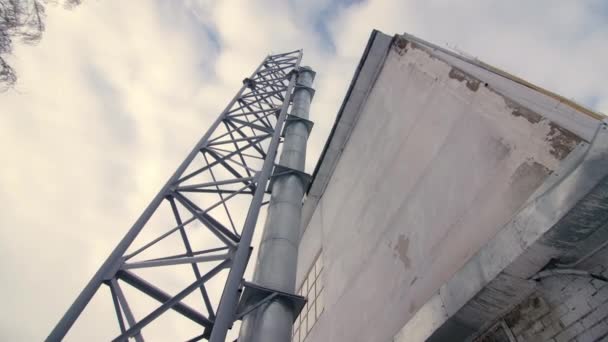 Πύργος Σωλήνων Καμινάδας Δίπλα Στο Κτίριο Της Μονάδας Παραγωγής Ενέργειας — Αρχείο Βίντεο