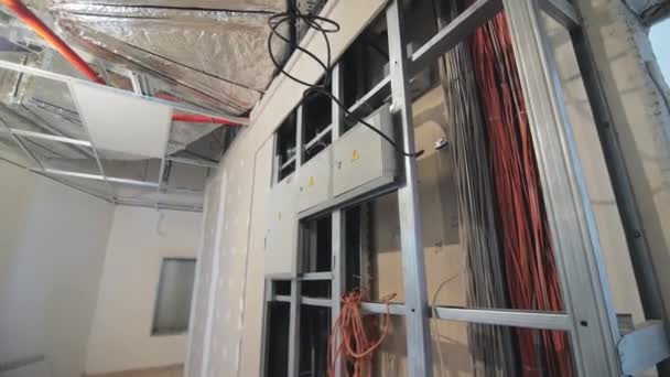 電気配線システムは公共の建物の改装工事の間に再生され 改装されました 新しい配線と一緒に取付けられている電気パネル — ストック動画