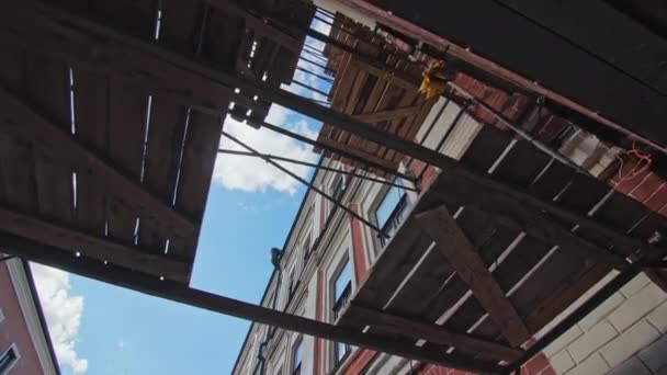 Magas Fából Készült Állványzat Középületen Kívül Vintage Épület Felújítása Vörös — Stock videók