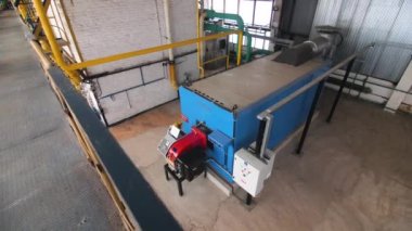 ALMATY, KAZAKHSTAN - Şubat 06 2023: Üretim fabrikasının hidrolik sistemine bağlı dahili öngörü. Motor ve taşıma boruları olan bitkisel monte edilmiş hidrolik kazan.