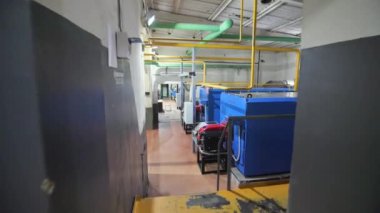 ALMATY, KAZAKHSTAN - Şubat 06 2023: Üretim atölyesinde hidrolik kazan sistemi olan iç oda. Hidrolik kompleks ve taşıma boruları ve vanalar kuruldu