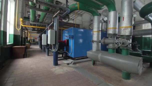アルマニー カザフスタン February 2023 水システム高温ボイラー複合体は 生産工場の部屋に設置されています 産業プラント用油圧システム — ストック動画