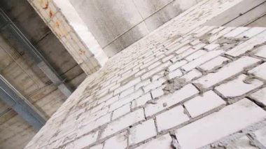 İnşaat alanında inşa edilmiş beyaz tuğla duvar. İnşaat şirketi tarafından yeni binada tuğla duvarlar inşa ediliyor.