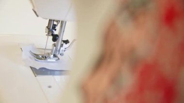 Nakış makineleri ve kumaş numuneleriyle birlikte çalışma bürosu. Modern spor salonunda kıyafet yapmak için yapay model.
