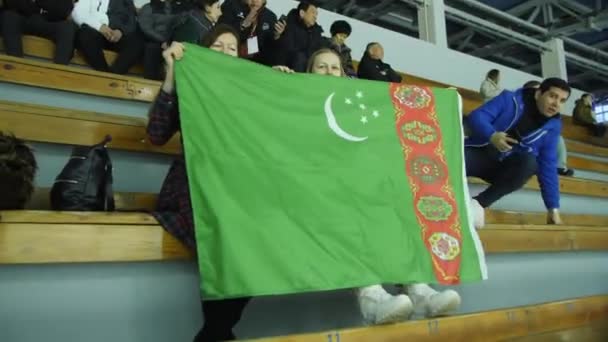 Almaty Kasakhstan Juli 2023 Freundinnen Mit Der Fahne Der Nationalmannschaft — Stockvideo