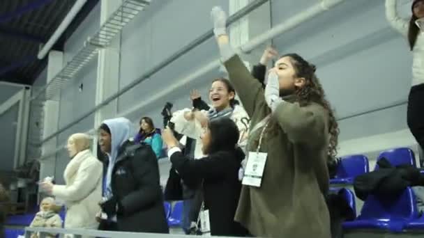 アルゼンチン カザフスタン July 2023 ホッケー大会中のお気に入りのチームを応援する女性ファン アリーナでの試合でのホッケーチームのための叫びと女性のルーティング — ストック動画