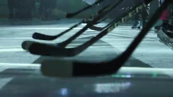 阿尔蒂 哈萨克斯坦 2023年7月22日 身穿运动服的球员等待冰球锦标赛的开始 队友在冰上打木棍在聚光曲棍球溜冰场特写 — 图库视频影像