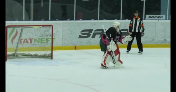 Almaty Kazakhstan Lipiec 2023 Kobieta Hokejowy Bramkarz Próbuje Trafić Krążek — Wideo stockowe