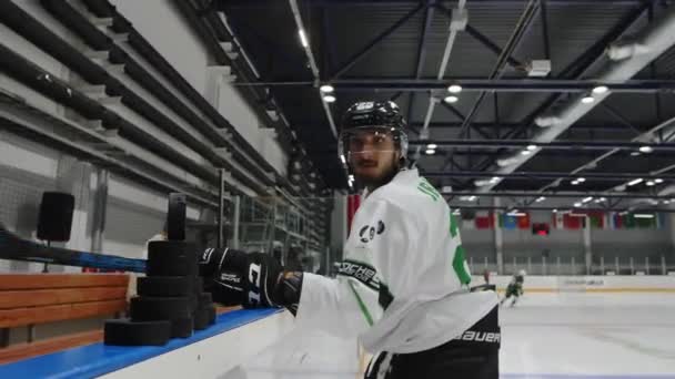 Almaty Kazakhstan Luglio 2023 Giocatore Hockey Che Lancia Tutti Dischi — Video Stock