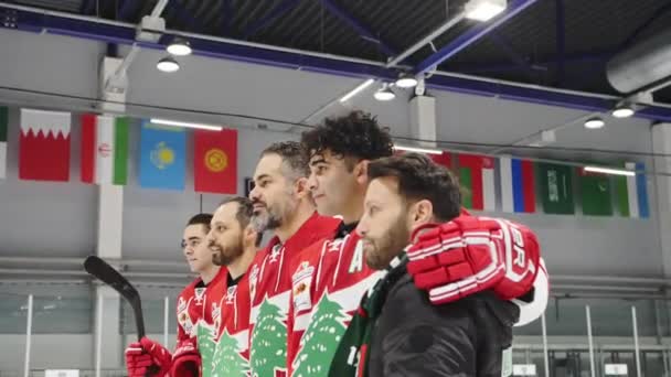 Almaty Kazakhstan 2023年7月23日 冰球队员和职业教练一起在冰球场上拍照 留胡子的教练带着兴奋的表情支持队友比赛 — 图库视频影像