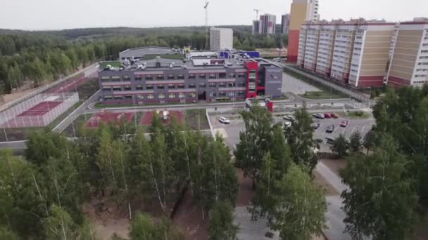 Konut Alanında Modern Bina Stadyumun Yanındaki Çocuk Parkı Otoparkı Olan — Stok video
