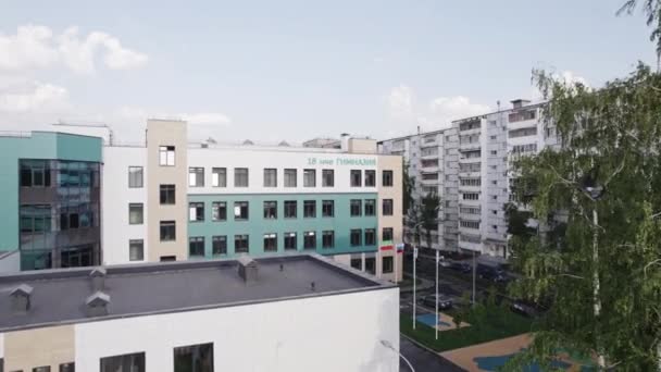 Modern Skolbyggnad Med Lekplats Bostadsområde Urban Gymnasium Med Barn Idrottsplats — Stockvideo