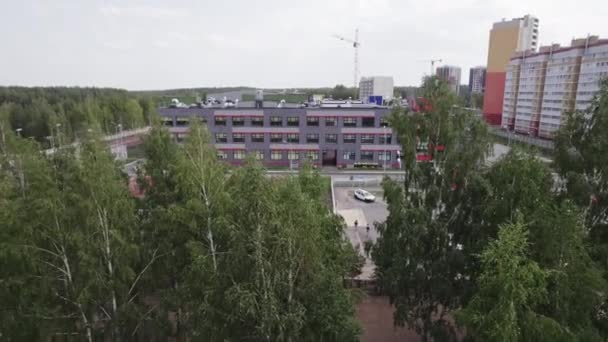 Nový Bytový Komplex Hřištěm Parkovištěm Pro Obyvatele Areálu Moderní Rezidenční — Stock video