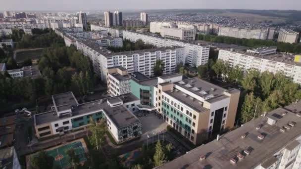 Stadsbild Modernt Bostadsområde Med Lägenhetsbyggnader Och Lekplatser Nytt Grönt Stadslandskap — Stockvideo