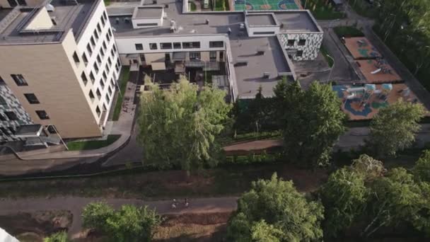 Amplio Patio Del Moderno Edificio Escolar Con Bancos Árboles Parques — Vídeos de Stock