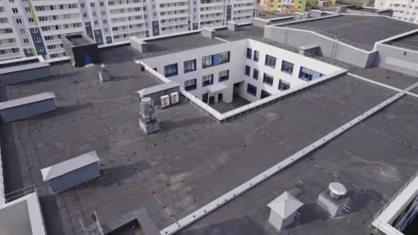 Gray Telhado Bloco Apartamentos Bairro Cidade Pátio Pequeno Pátio Com — Vídeo de Stock
